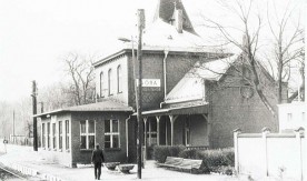 Góra, budynek stacyjny, 30.03.1992. Fot. A. Grycuk. Numer inwentarzowy: Neg....